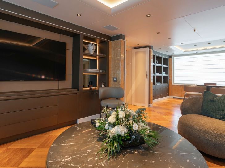 AELIA Benetti 56m - sky lounge TV AELIA Benetti 56m - sky lounge TV