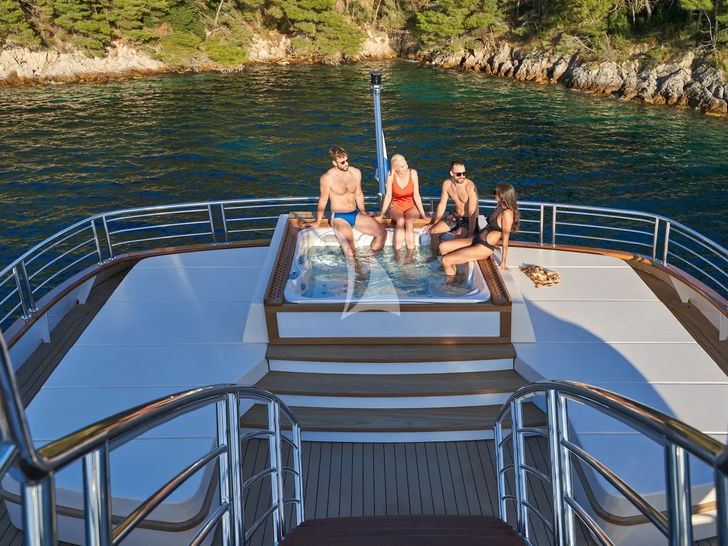 AETERNA Radez Custom Yacht 53m - guests in the jacuzzi AETERNA Radez Custom Yacht 53m - guests in the jacuzzi