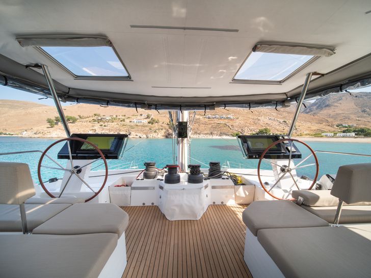 AETHER Fountaine Pajot Alegria 67 - flybridge helm AETHER Fountaine Pajot Alegria 67 - flybridge helm