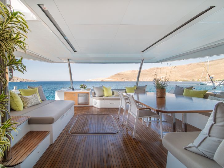 AETHER Fountaine Pajot Alegria 67 - flybridge AETHER Fountaine Pajot Alegria 67 - flybridge