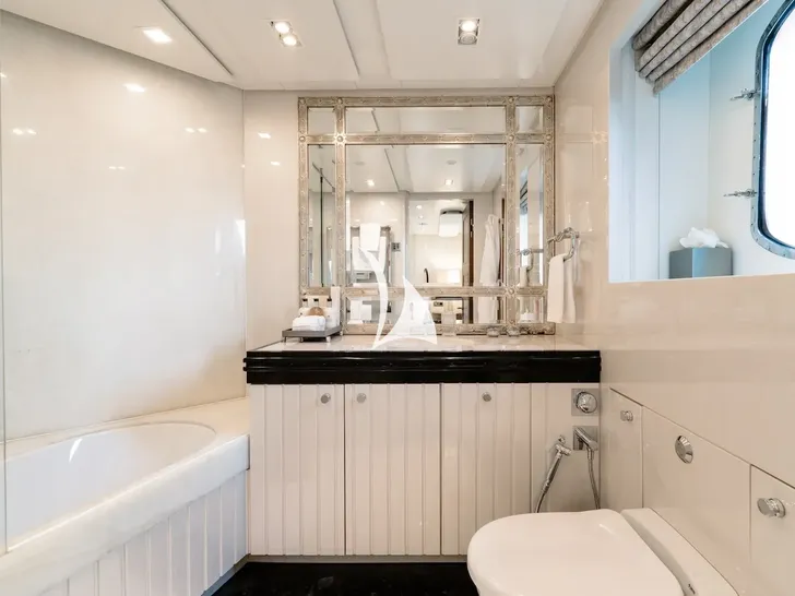 YOU Heesen 55m - VIP cabin 1 bathroom YOU Heesen 55m - VIP cabin 1 bathroom