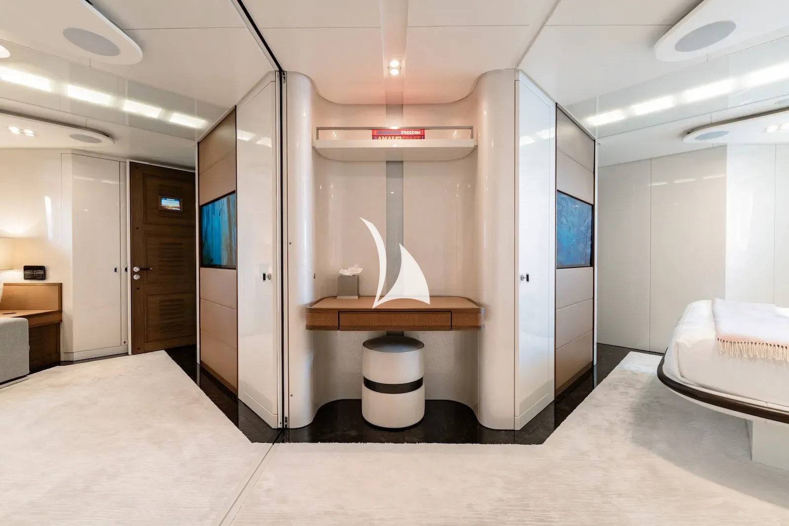 YOU Heesen 55m - VIP cabin 2 vanity