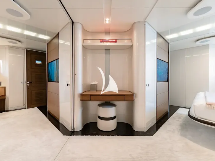 YOU Heesen 55m - VIP cabin 2 vanity YOU Heesen 55m - VIP cabin 2 vanity