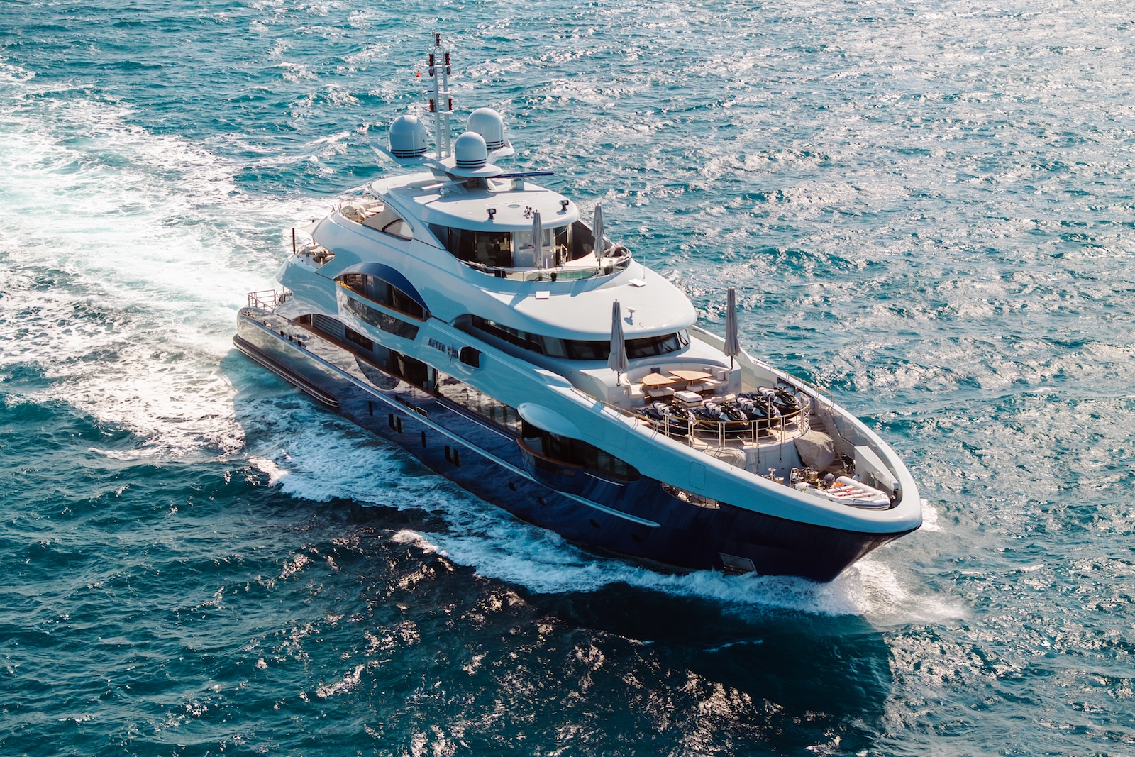 YOU Heesen 55m - cruising bow view