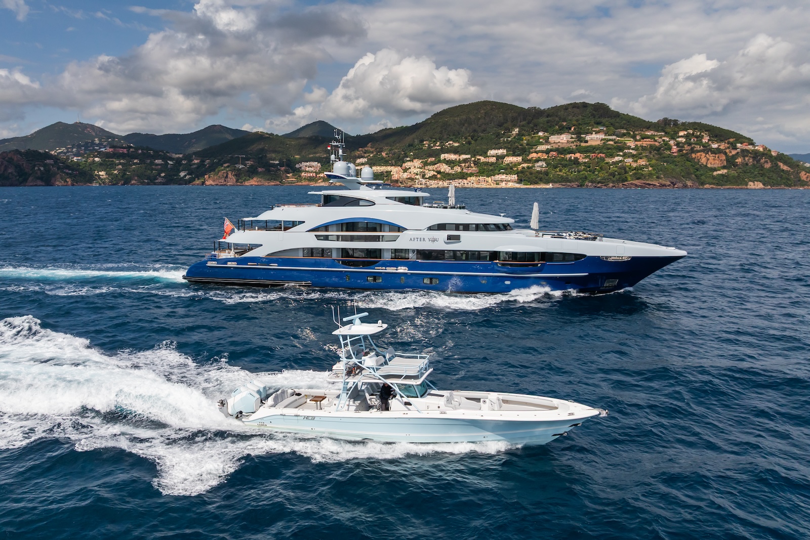 YOU Heesen 55m - cruising with the tender