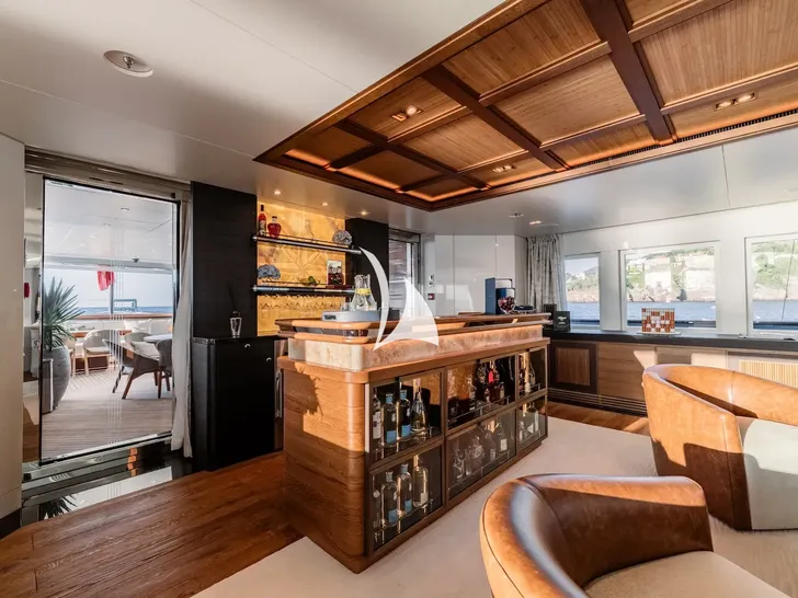 YOU Heesen 55m - main saloon bar YOU Heesen 55m - main saloon bar