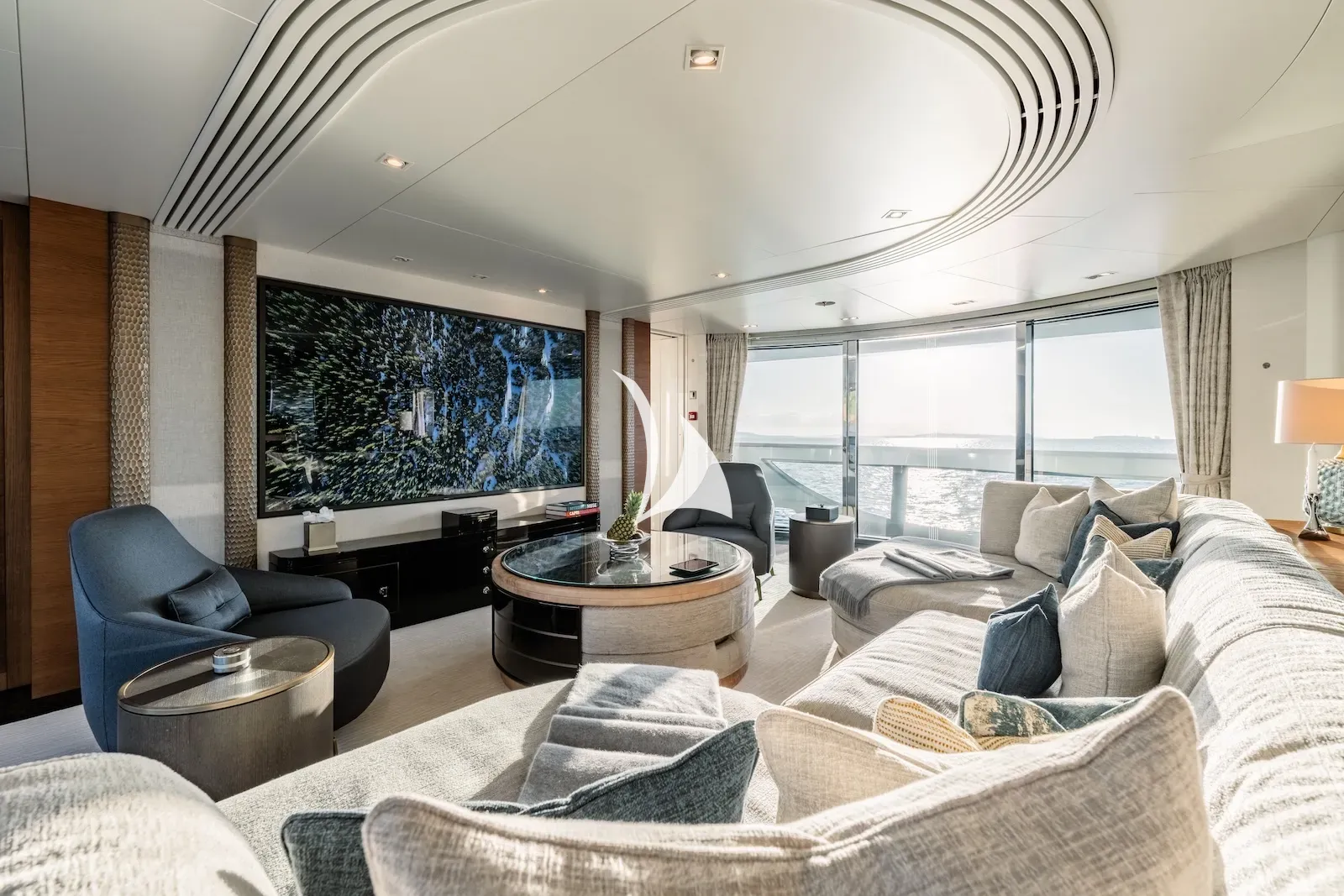 YOU Heesen 55m - main saloon cinema