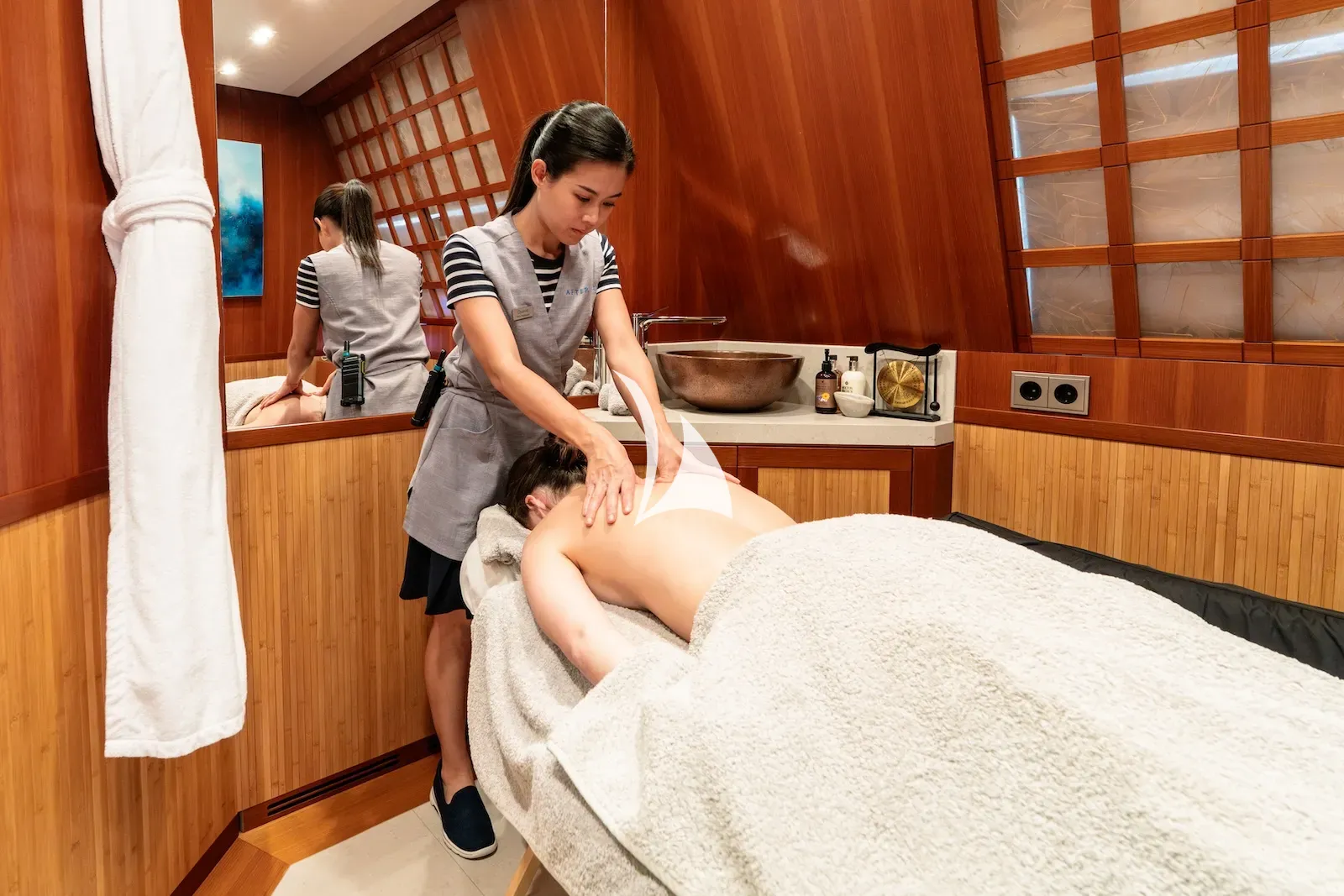 YOU Heesen 55m - massage room