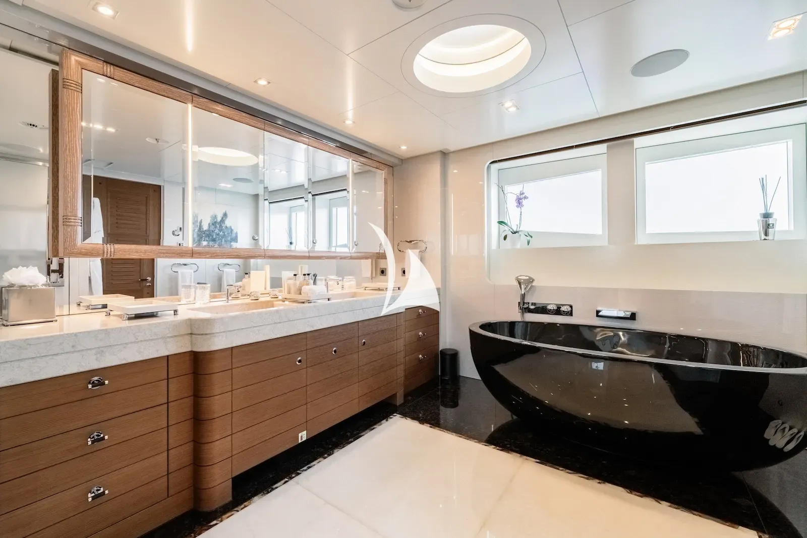YOU Heesen 55m - master cabin bathroom