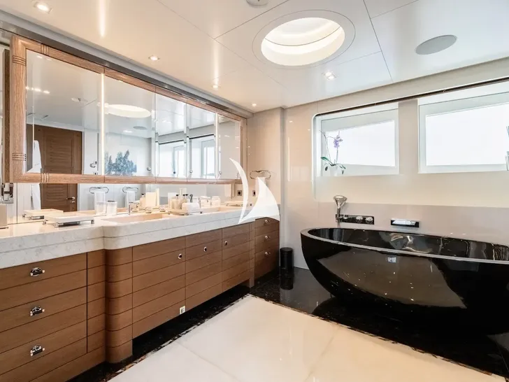 YOU Heesen 55m - master cabin bathroom YOU Heesen 55m - master cabin bathroom