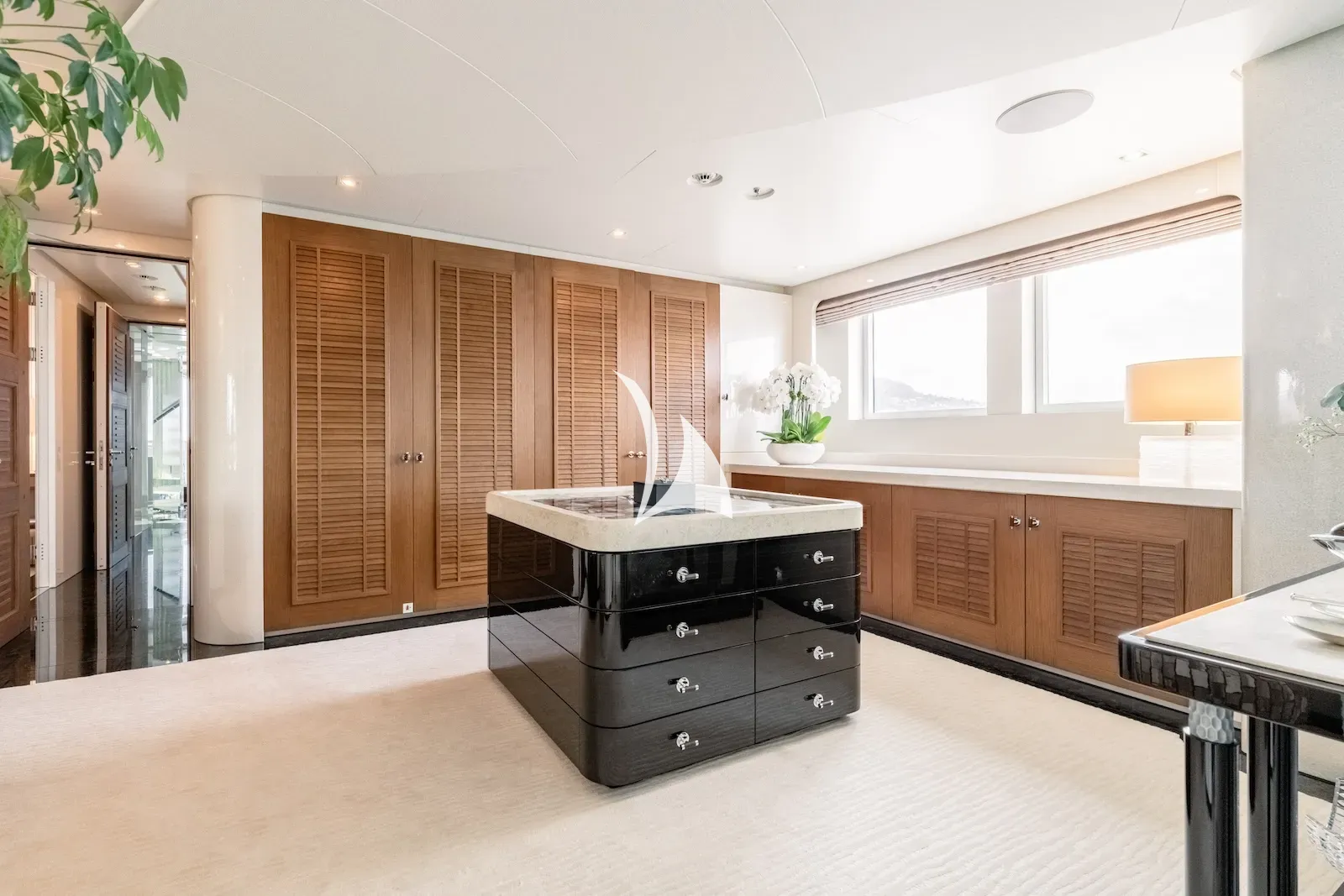 YOU Heesen 55m - master cabin storage