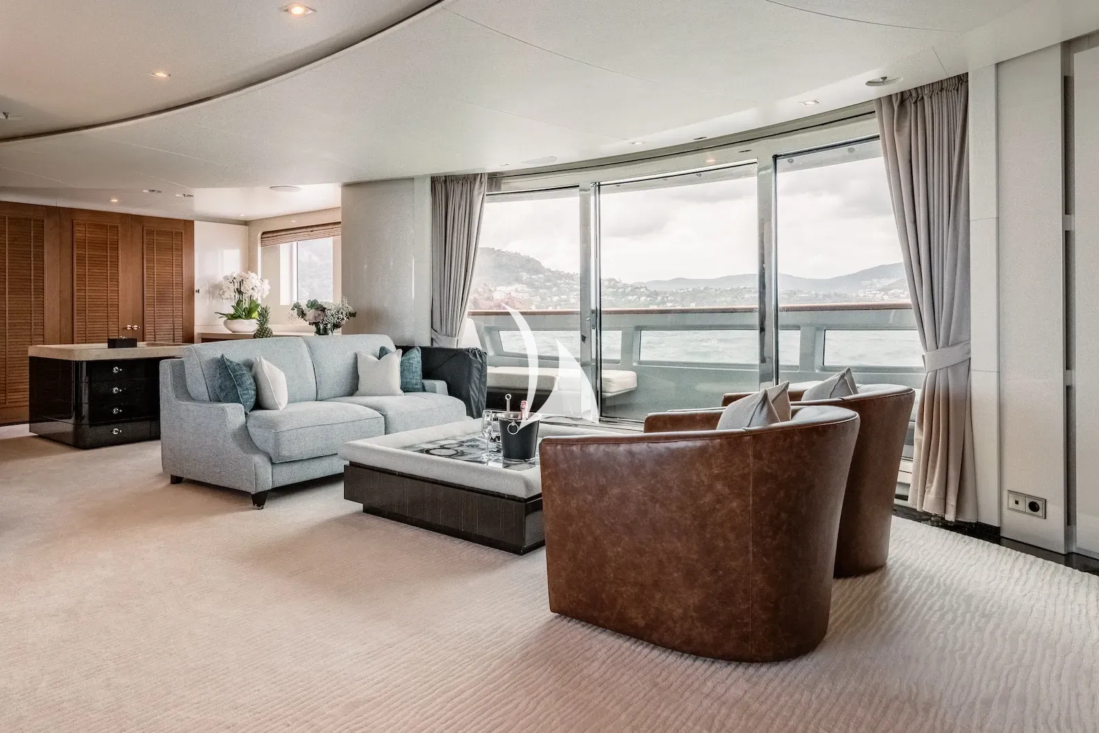 YOU Heesen 55m - master cabin lounge