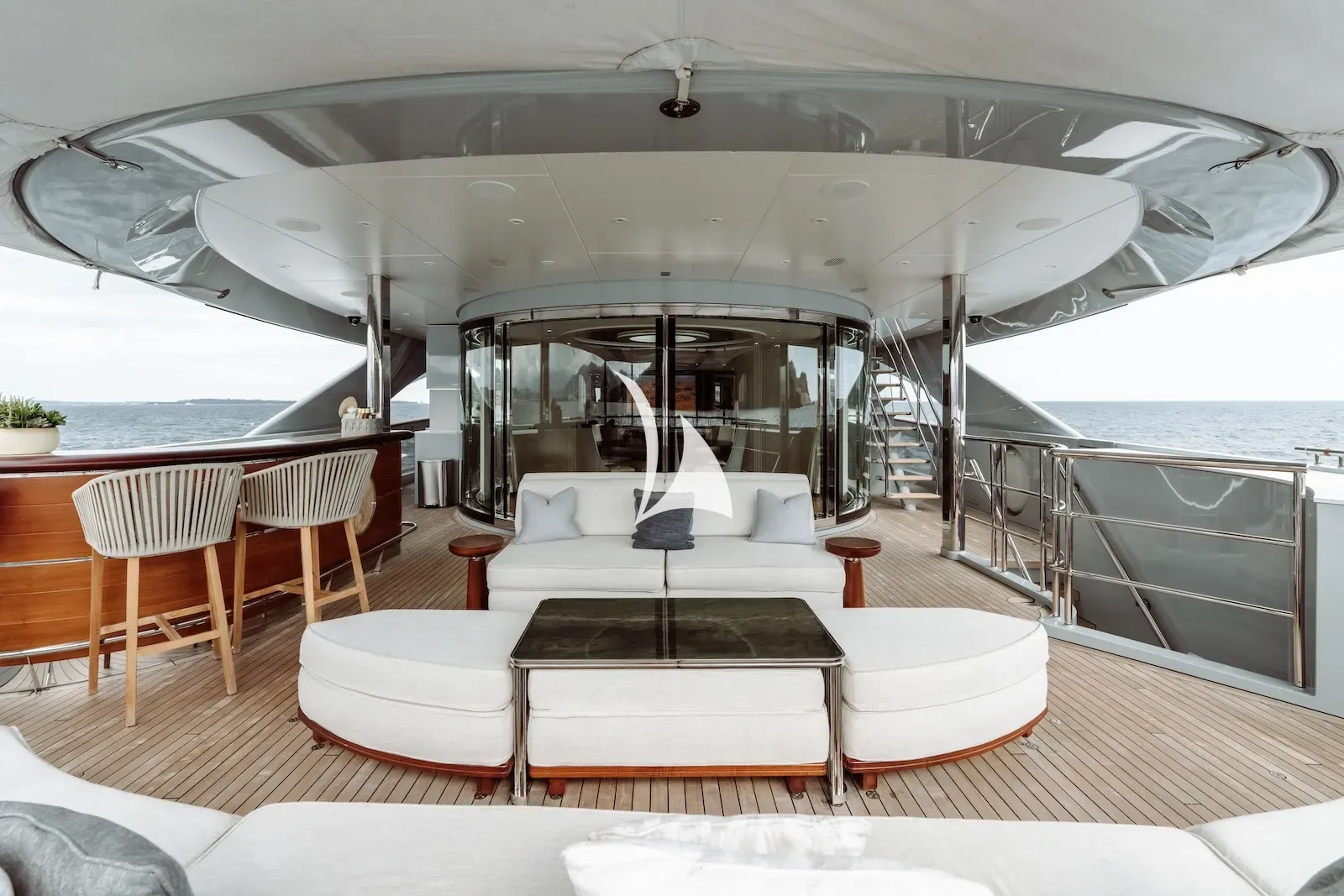 YOU Heesen 55m - sky deck aft lounge and bar