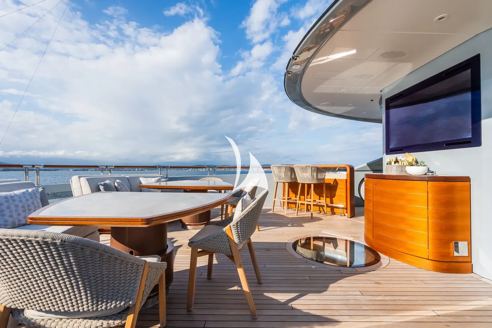YOU Heesen 55m - sundeck aft dining area and bar