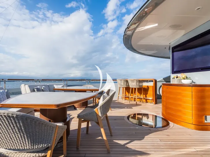 YOU Heesen 55m - sundeck aft dining area and bar YOU Heesen 55m - sundeck aft dining area and bar
