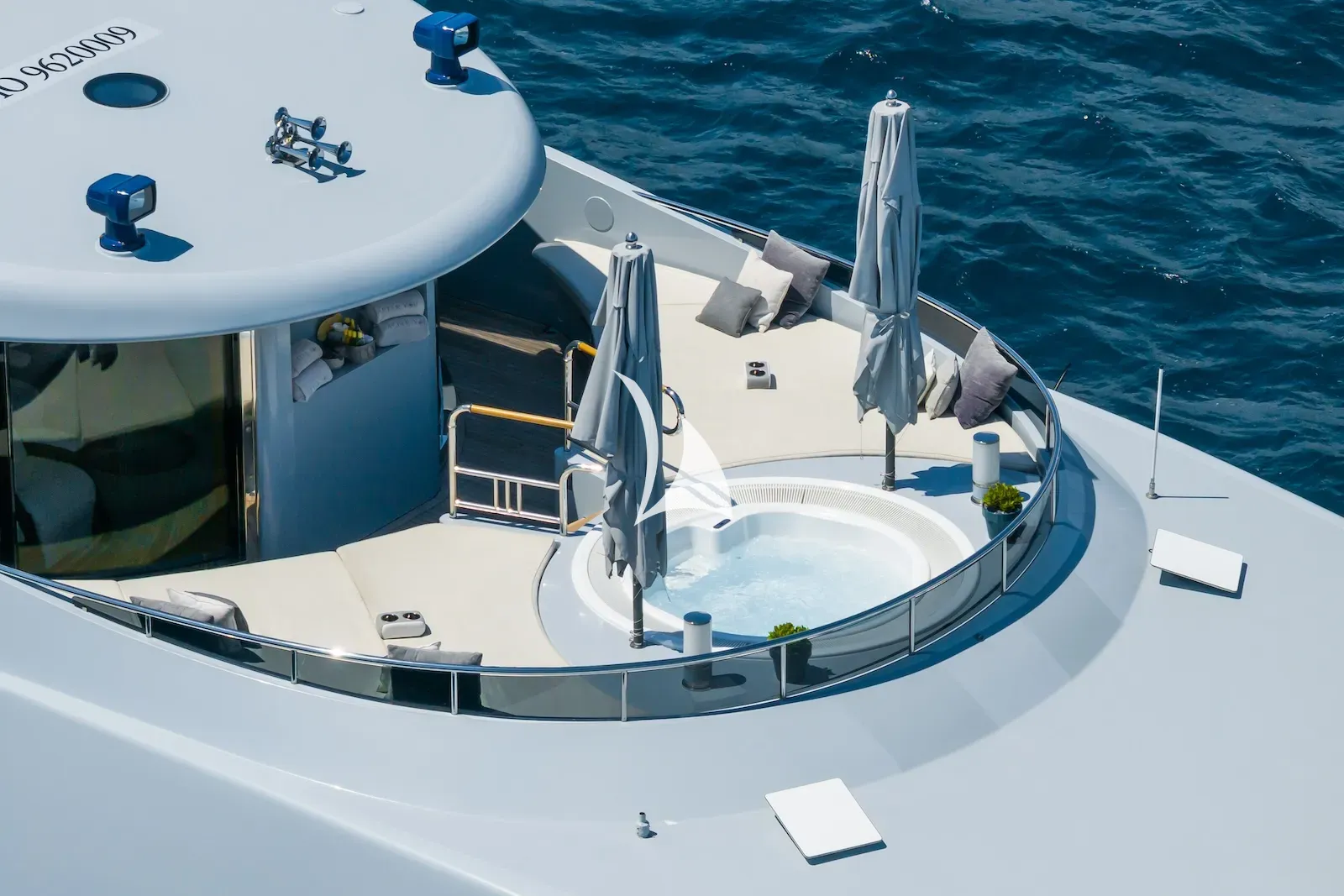 YOU Heesen 55m - sundeck jacuzzi
