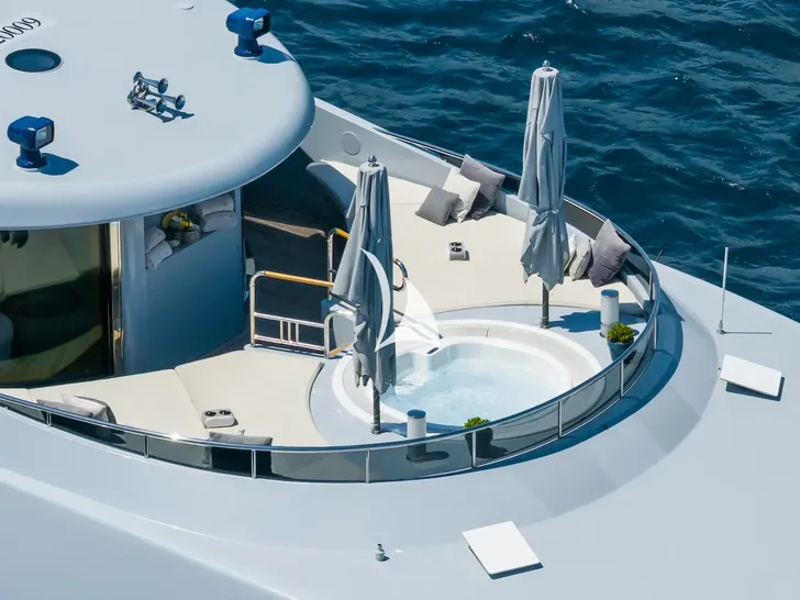 YOU Heesen 55m - sundeck jacuzzi YOU Heesen 55m - sundeck jacuzzi