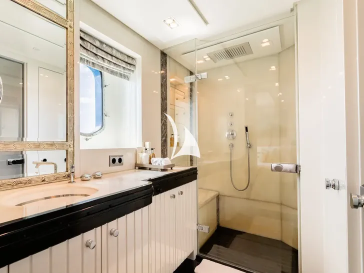 YOU Heesen 55m - twin cabin bathroom YOU Heesen 55m - twin cabin bathroom