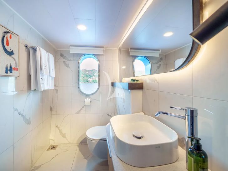 AGAPE ROSE Custom Yacht 48m - VIP cabin 2 bathroom AGAPE ROSE Custom Yacht 48m - VIP cabin 2 bathroom