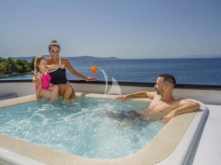 AGAPE ROSE Custom Yacht 48m - guests in the jacuzzi AGAPE ROSE Custom Yacht 48m - guests in the jacuzzi