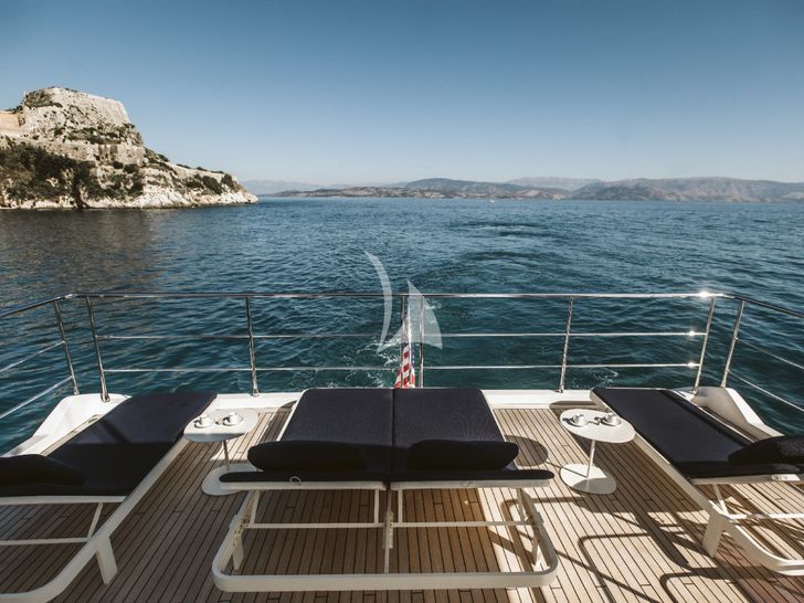 AGIO Azimut Grande 27M flybridge bronzing area AGIO Azimut Grande 27M flybridge bronzing area