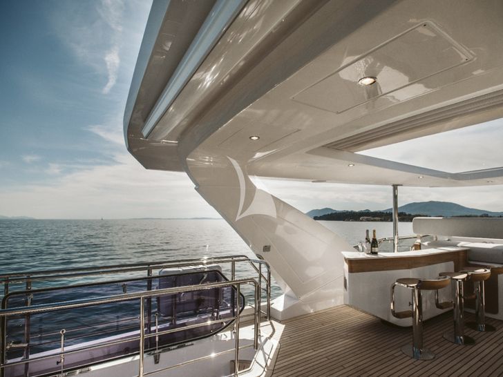 AGIO Azimut Grande 27M flybridge minibar AGIO Azimut Grande 27M flybridge minibar