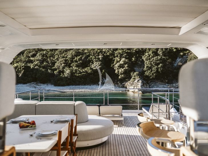 AGIO Azimut Grande 27M flybridge AGIO Azimut Grande 27M flybridge