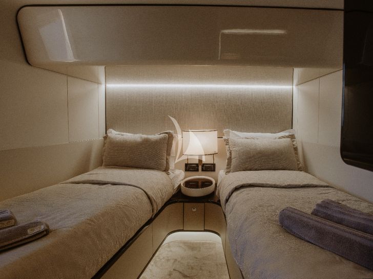 AGIO Azimut Grande 27M twin cabin AGIO Azimut Grande 27M twin cabin
