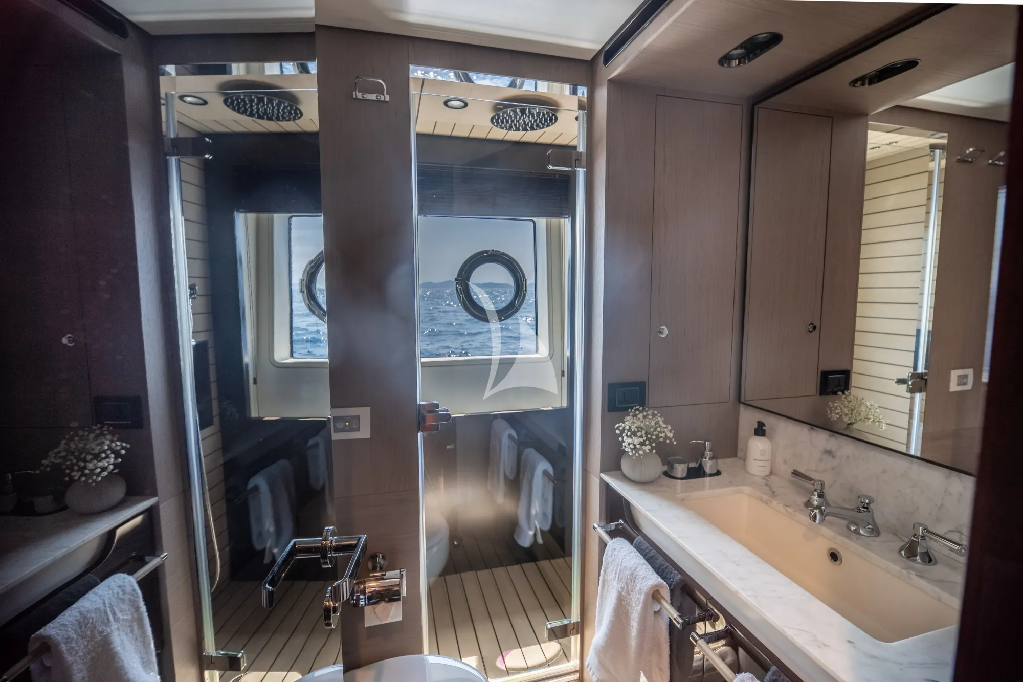 AGIO Azimut Grande 27m - VIP cabin bathroom