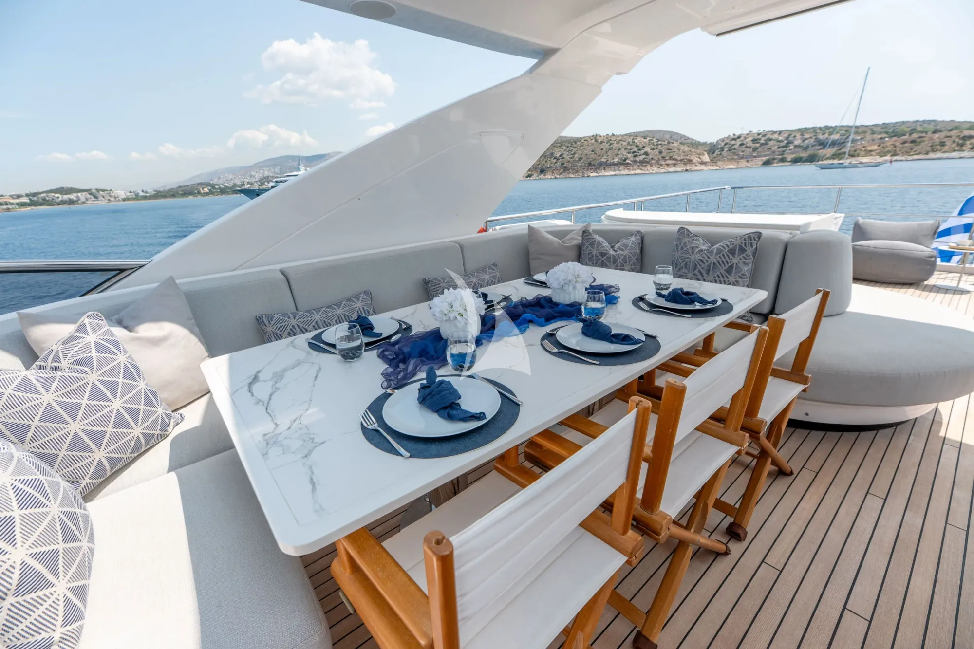 AGIO Azimut Grande 27m - flybridge alfresco dining set up