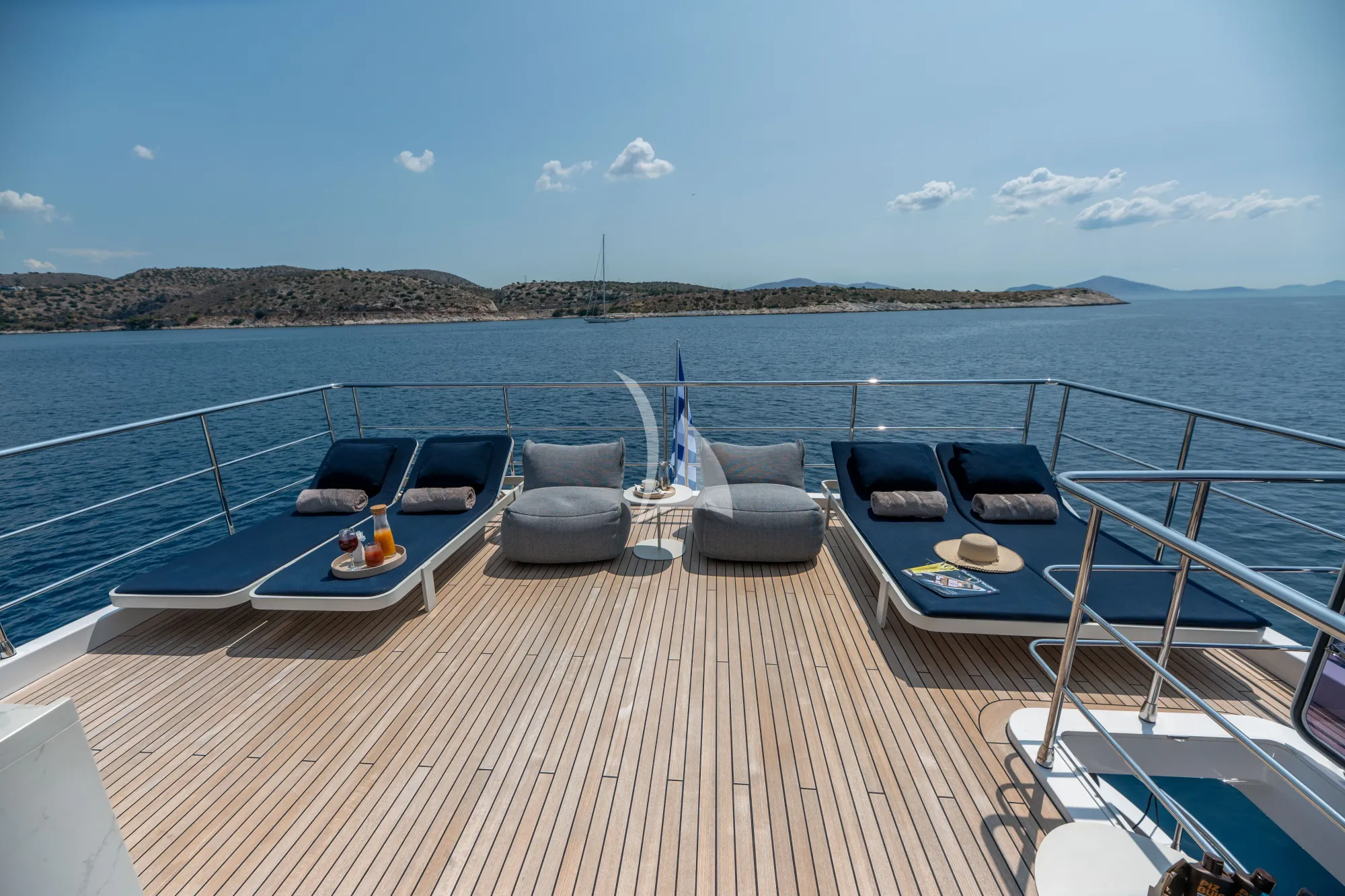 AGIO Azimut Grande 27m - flybridge sunbathing area