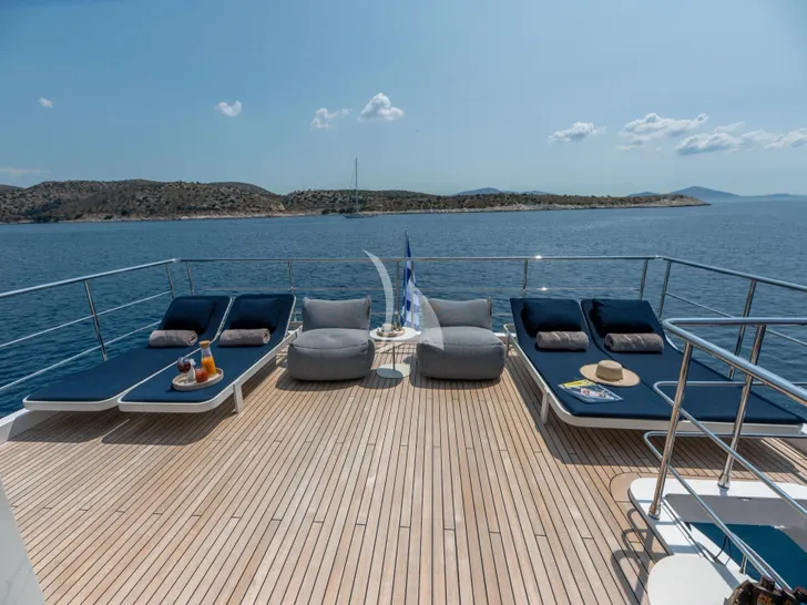 AGIO Azimut Grande 27m - flybridge sunbathing area AGIO Azimut Grande 27m - flybridge sunbathing area