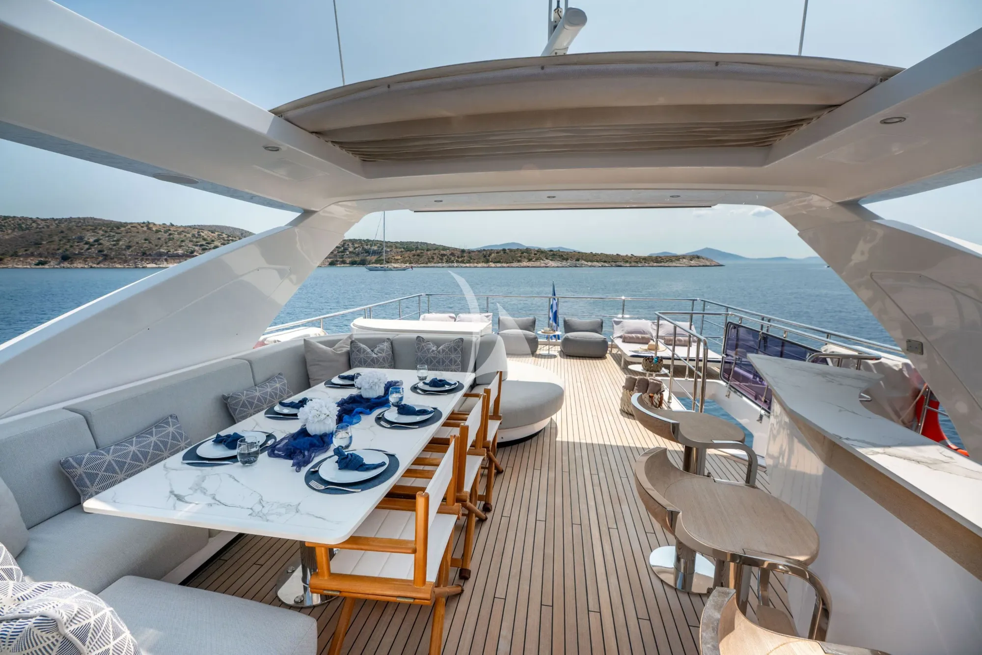 AGIO Azimut Grande 27m - flybridge bar and dining area