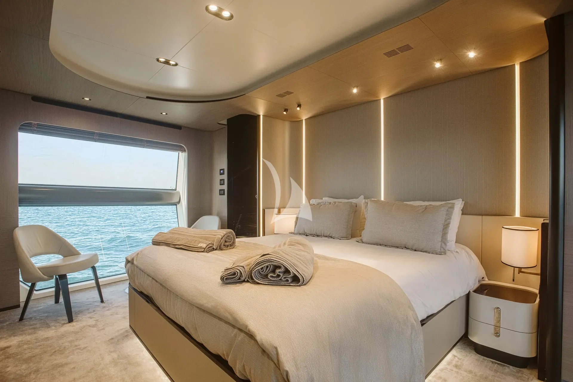 AGIO Azimut Grande 27m - master cabin bed