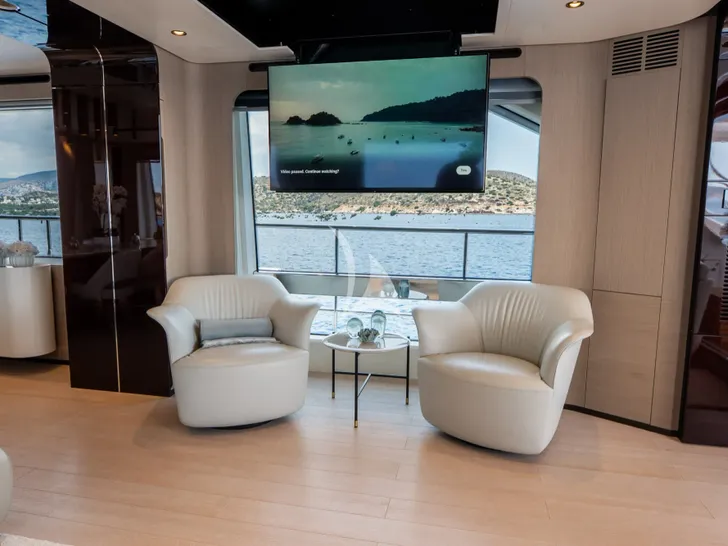 AGIO Azimut Grande 27m - saloon TV AGIO Azimut Grande 27m - saloon TV