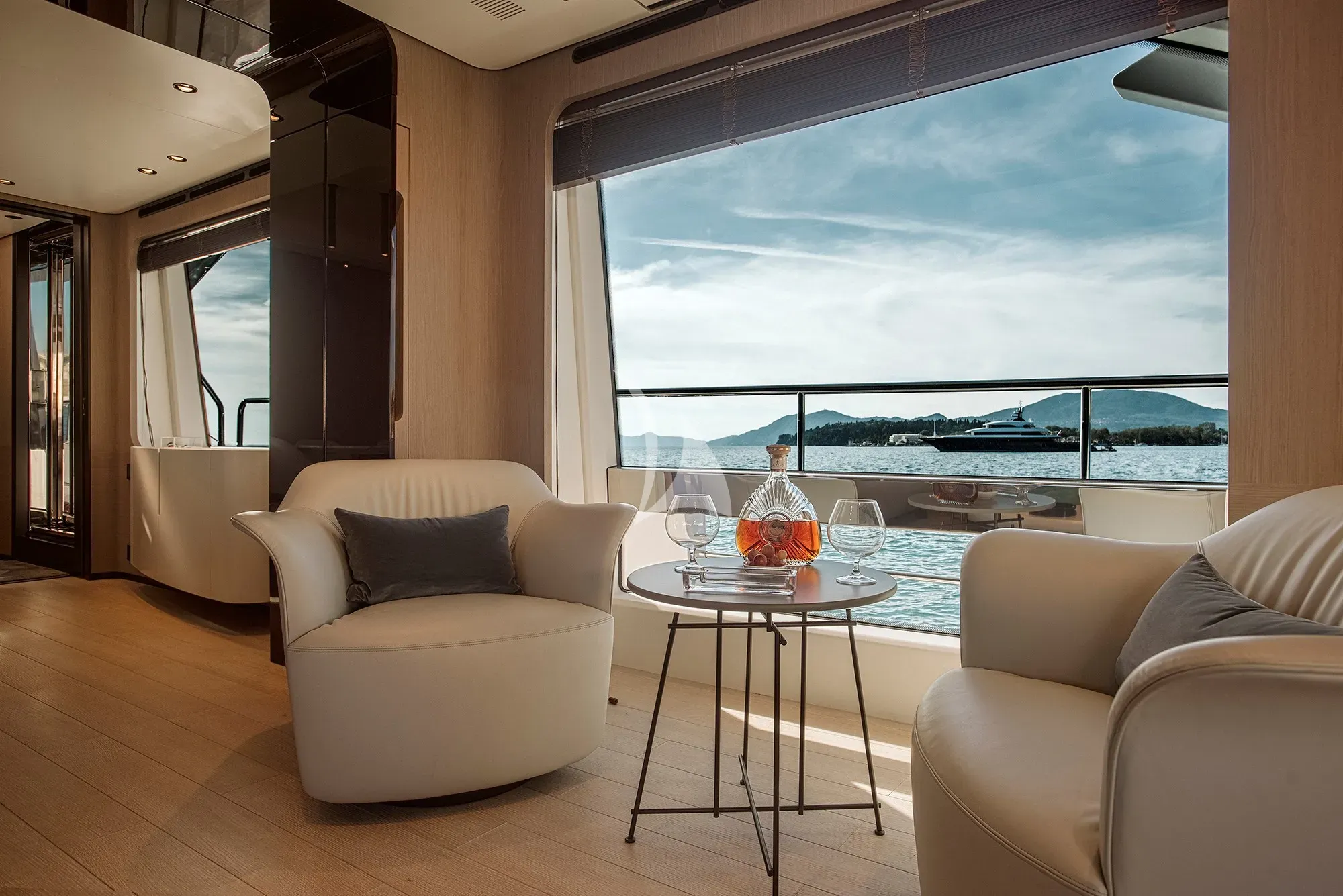 AGIO Azimut Grande 27m - saloon wine and tea area
