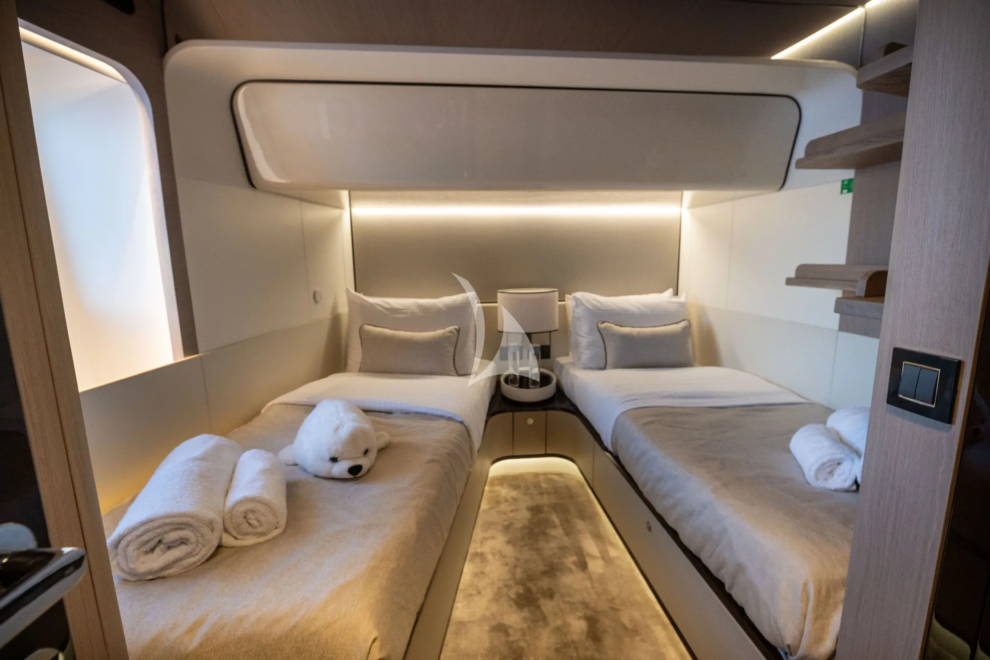 AGIO Azimut Grande 27m - twin cabin