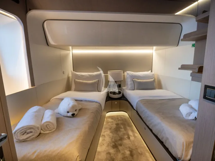 AGIO Azimut Grande 27m - twin cabin AGIO Azimut Grande 27m - twin cabin