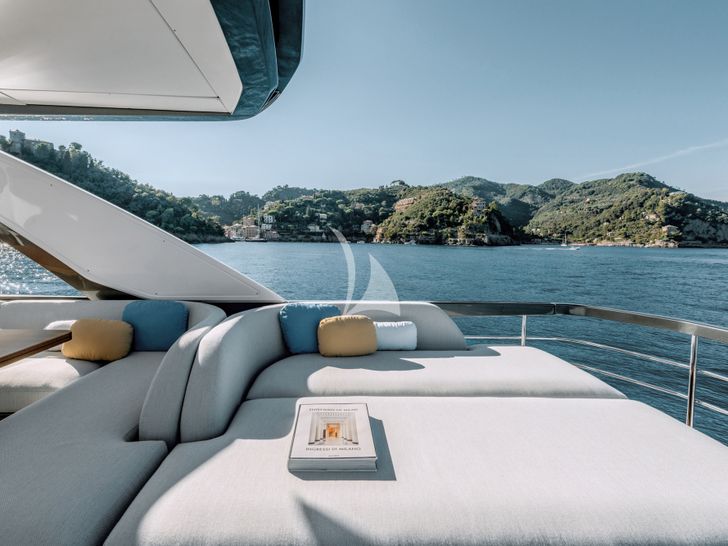 AGLAYA Azimut 68 Fly flybridge sun beds AGLAYA Azimut 68 Fly flybridge sun beds