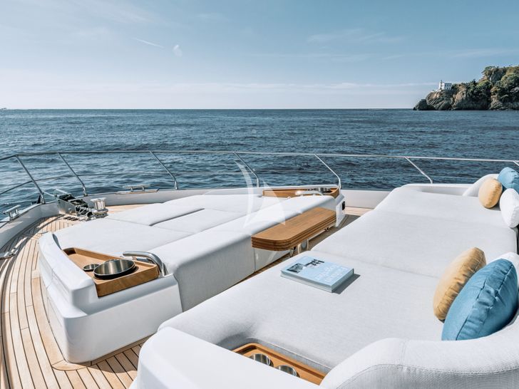 AGLAYA Azimut 68 Fly foredeck lounging and bronzing area AGLAYA Azimut 68 Fly foredeck lounging and bronzing area