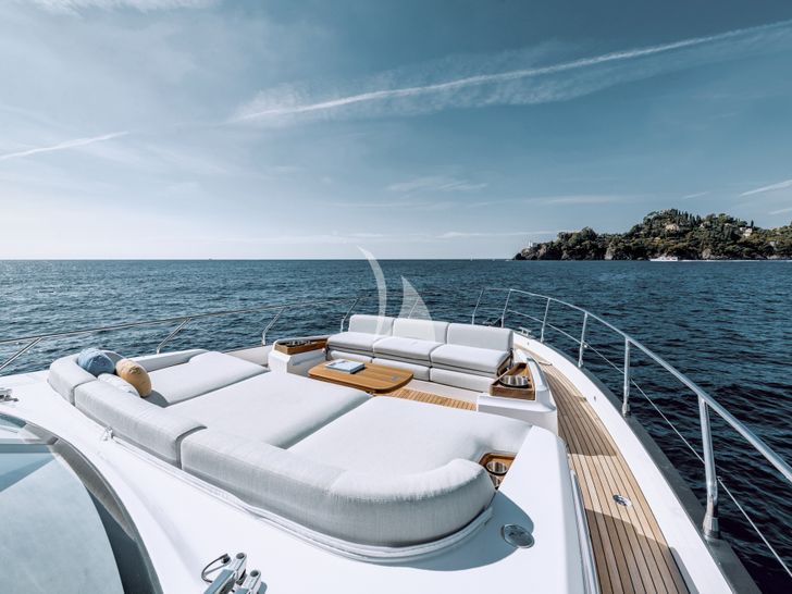 AGLAYA Azimut 68 Fly foredeck AGLAYA Azimut 68 Fly foredeck