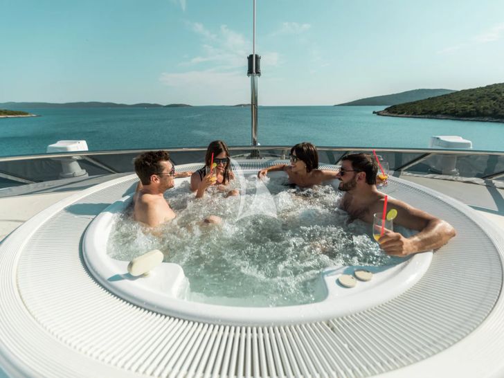 AGRAM Heesen 4400 - guests in the jacuzzi AGRAM Heesen 4400 - guests in the jacuzzi