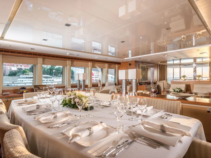 AGRAM Heesen 4400 - indoor dining set up AGRAM Heesen 4400 - indoor dining set up