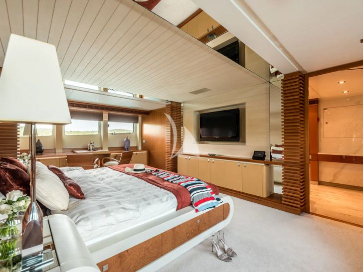 AGRAM Heesen 4400 - master cabin bed and TV AGRAM Heesen 4400 - master cabin bed and TV