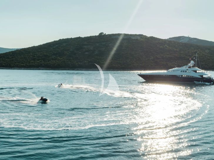 AGRAM Heesen 4400 - under the sunset AGRAM Heesen 4400 - under the sunset