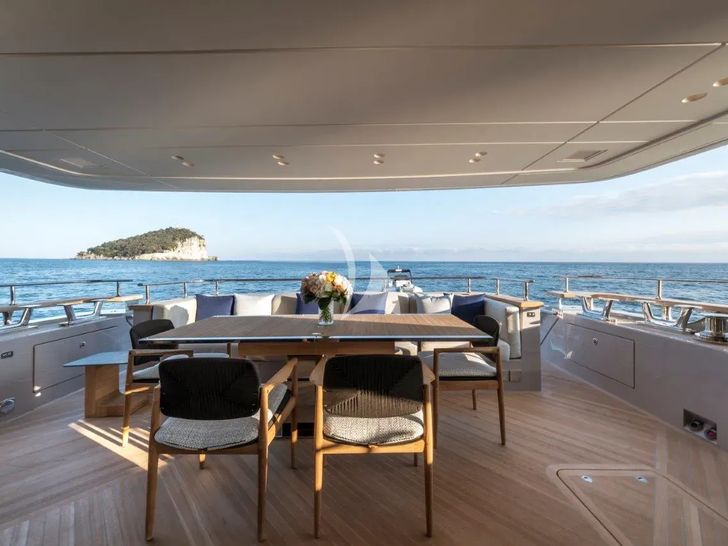 AKIRA Sanlorenzo SD90 - flybridge dining area AKIRA Sanlorenzo SD90 - flybridge dining area