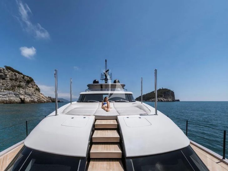 AKIRA Sanlorenzo SD90 - foredeck bronzing area AKIRA Sanlorenzo SD90 - foredeck bronzing area
