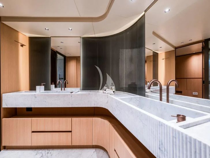 AKIRA Sanlorenzo SD90 - master cabin bathroom AKIRA Sanlorenzo SD90 - master cabin bathroom