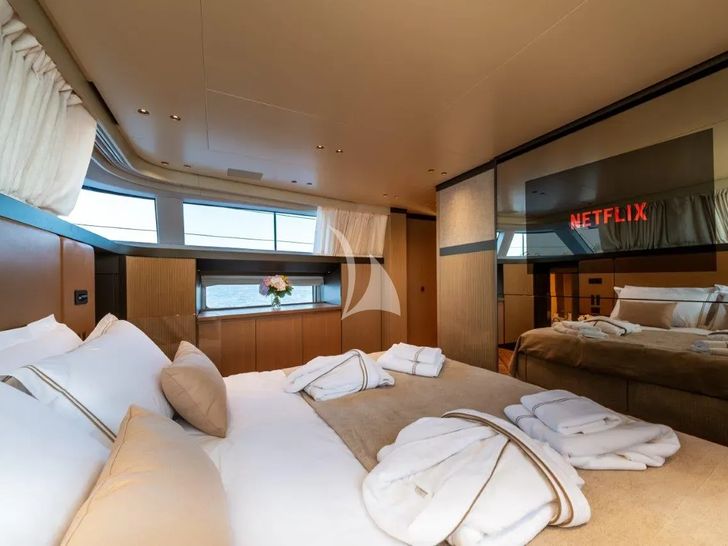 AKIRA Sanlorenzo SD90 - master cabin bed and TV AKIRA Sanlorenzo SD90 - master cabin bed and TV