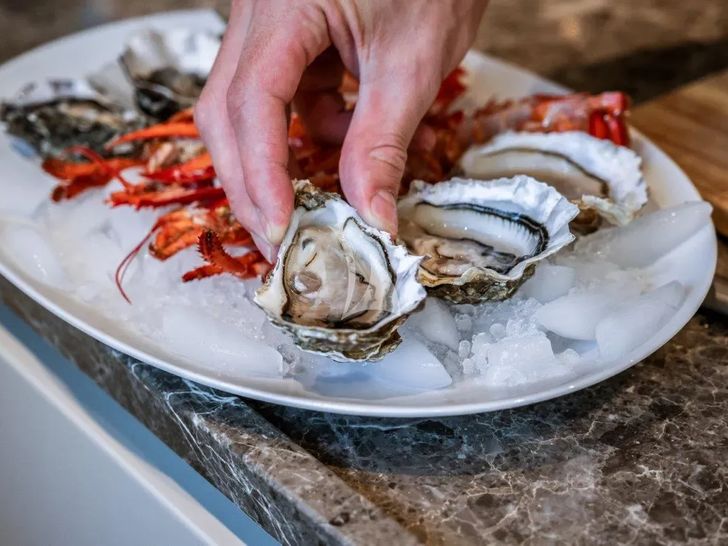 AKIRA Sanlorenzo SD90 - oysters AKIRA Sanlorenzo SD90 - oysters